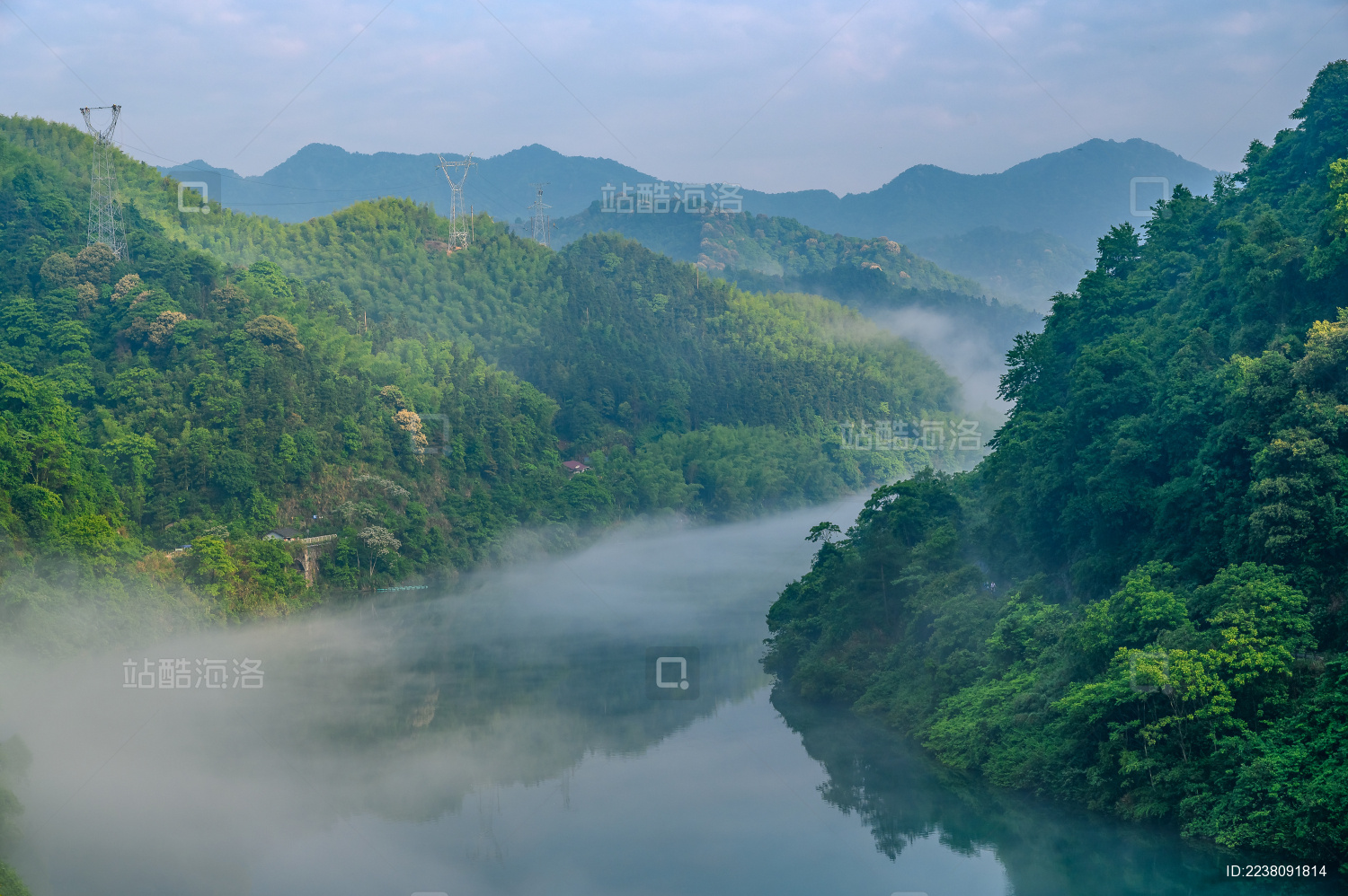 中国湖南省郴州市小东江景区早上江面的晨雾