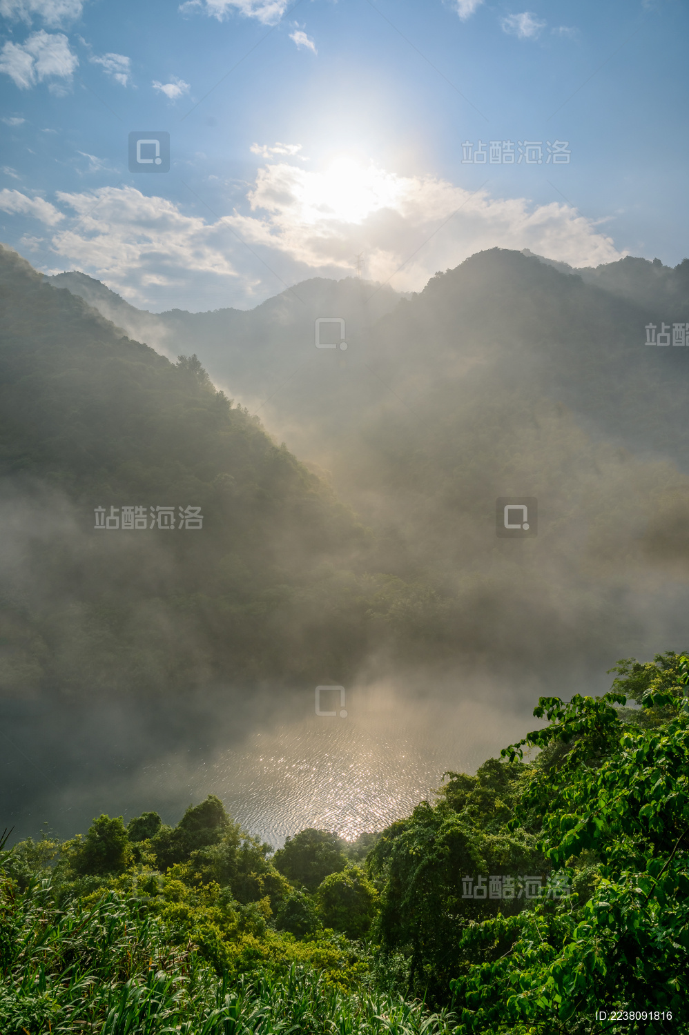中国湖南省郴州市小东江景区早上江面的晨雾