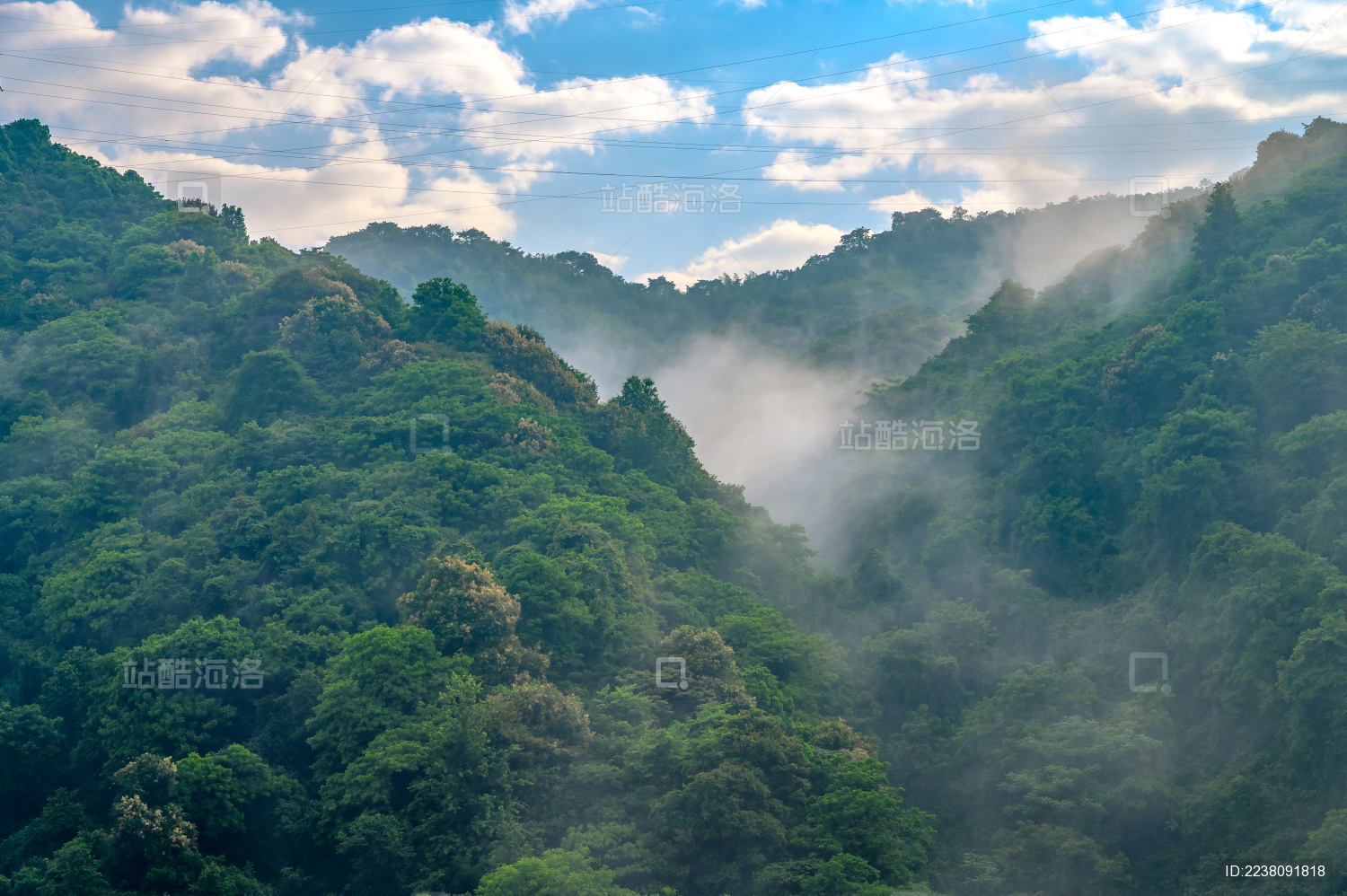 中国湖南省郴州市小东江景区早上山间晨雾