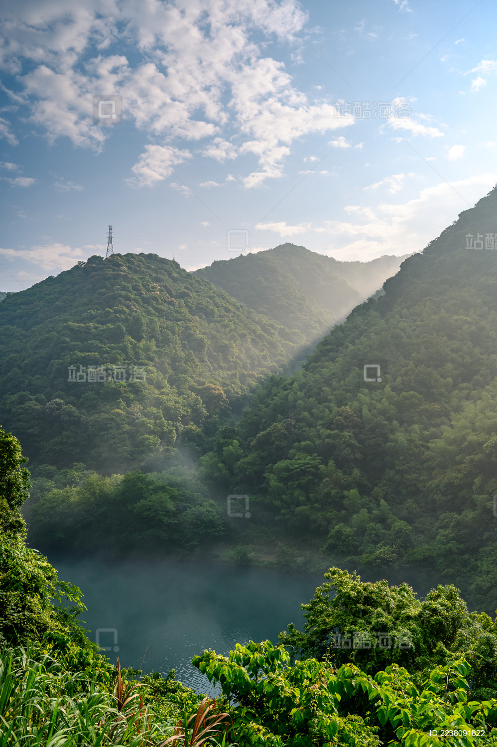 中国湖南省郴州市小东江景区早上江面的晨雾