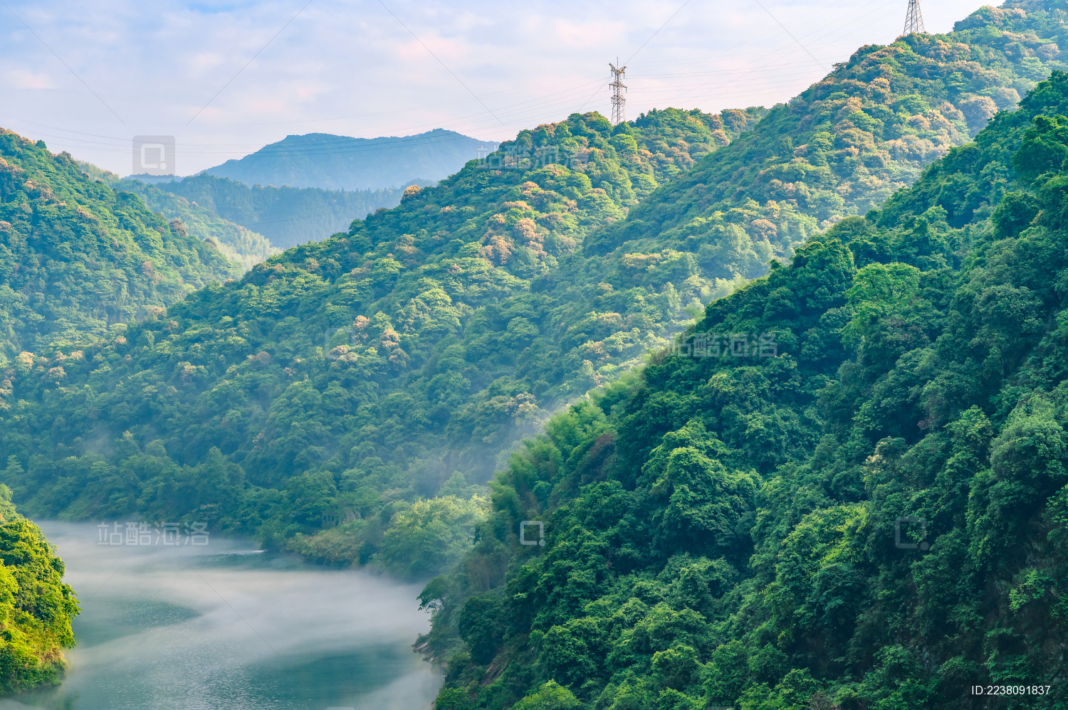 中国湖南省郴州市小东江景区早上江面的晨雾