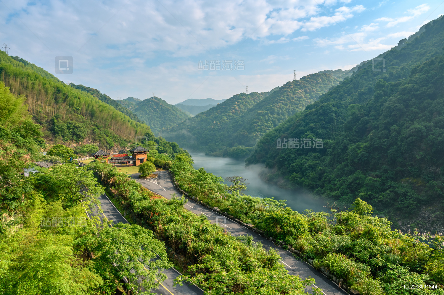 中国湖南省郴州市小东江景区早上江面的晨雾