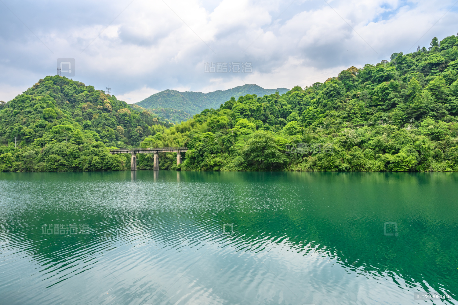 中国湖南省郴州市小东江风景区的桥梁和山川
