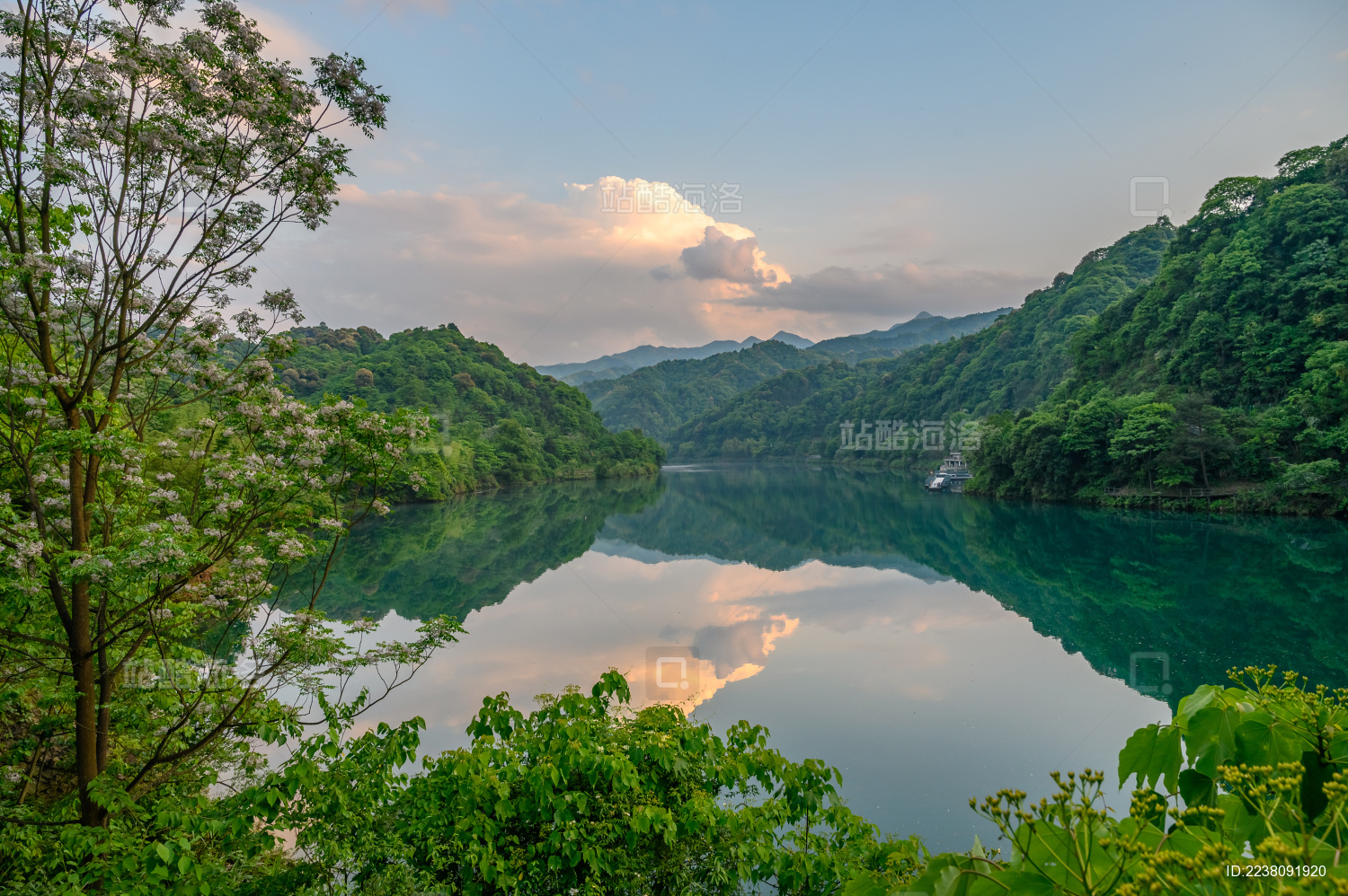 中国湖南省郴州市小东江风景区晚霞风光
