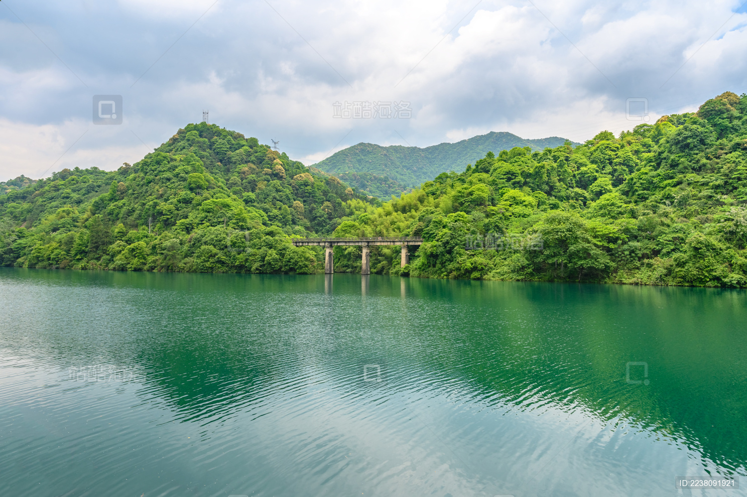 中国湖南省郴州市小东江风景区的桥梁和山川