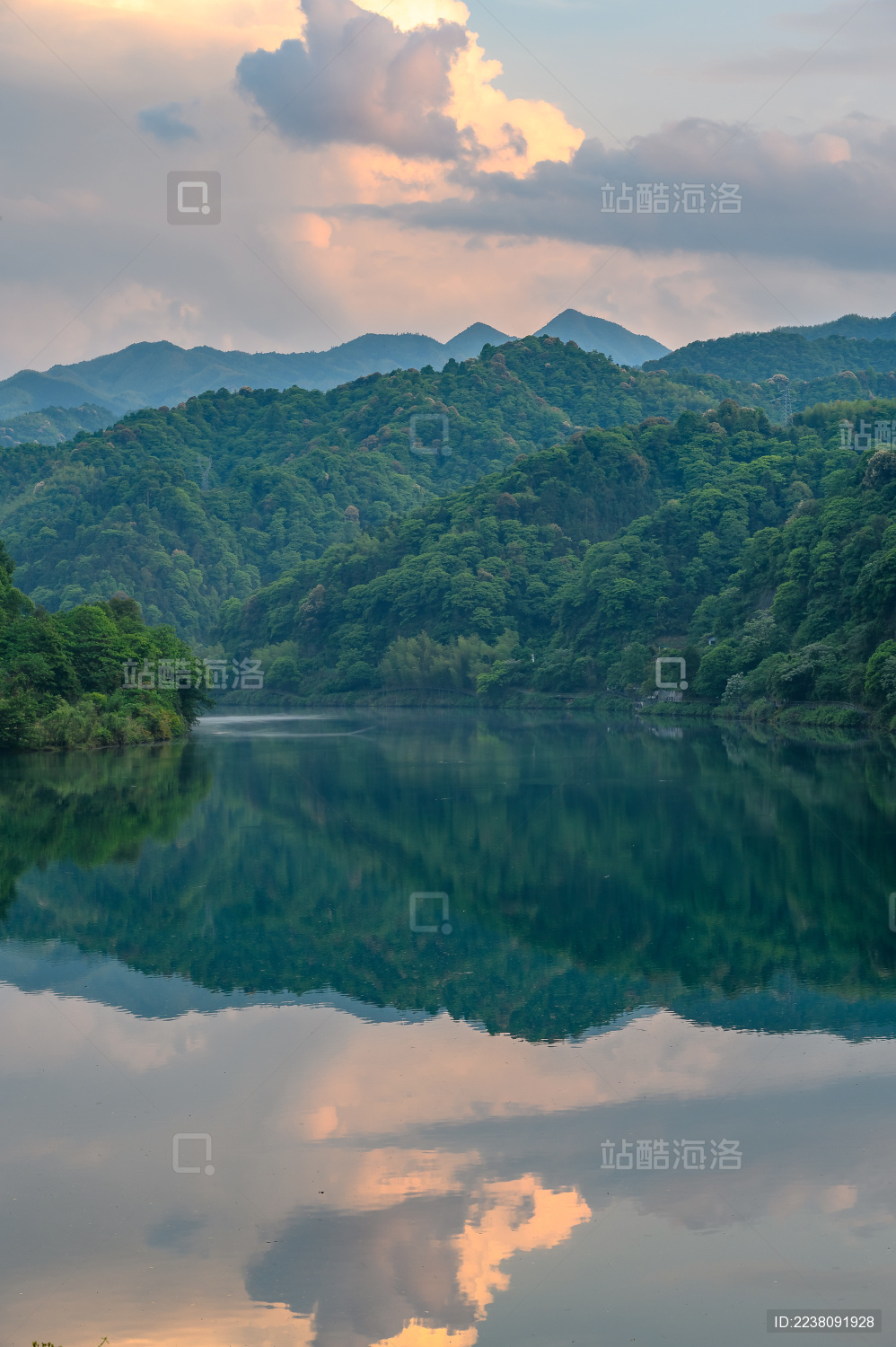 中国湖南省郴州市小东江风景区晚霞风光