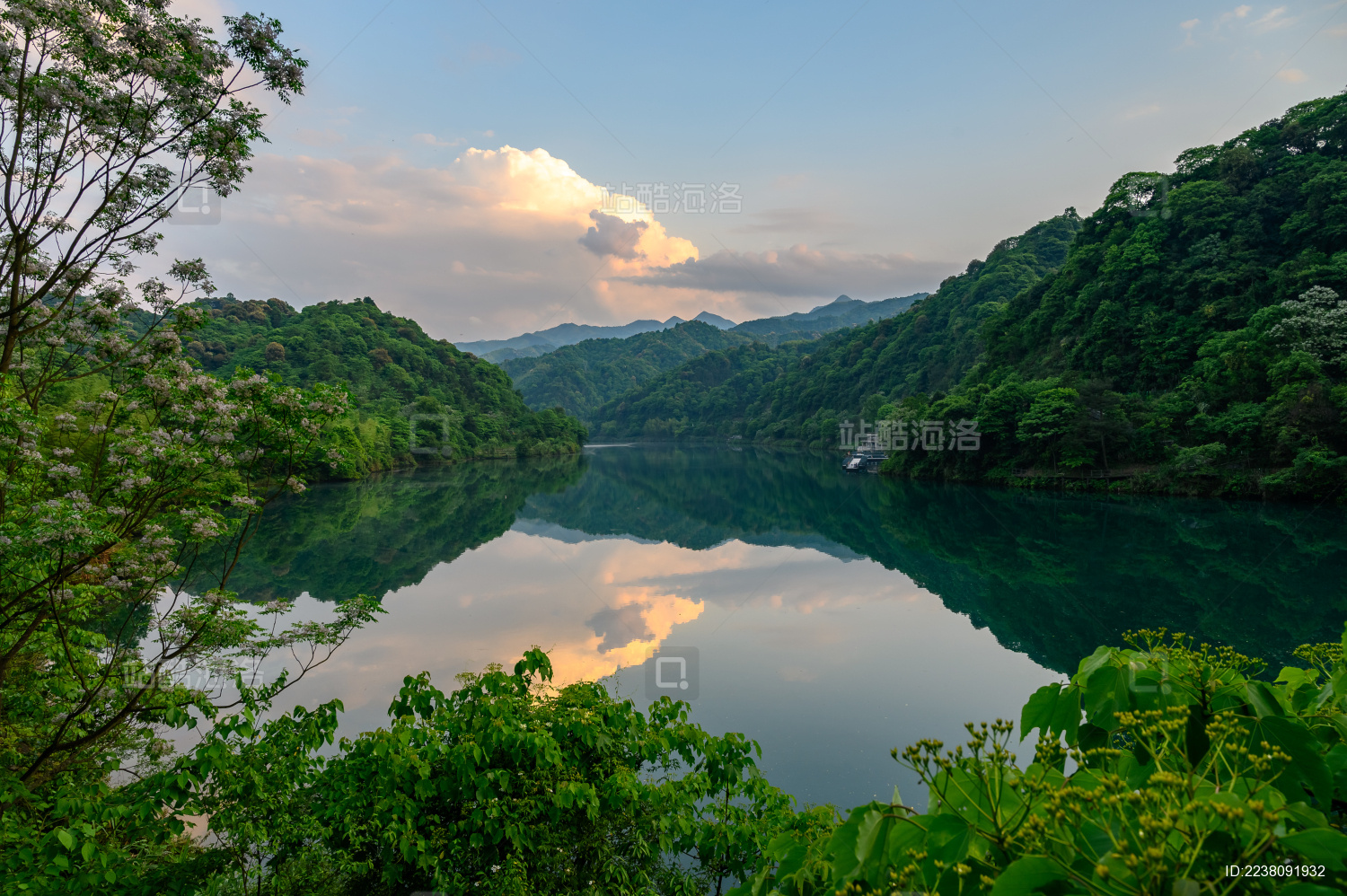 中国湖南省郴州市小东江风景区晚霞风光