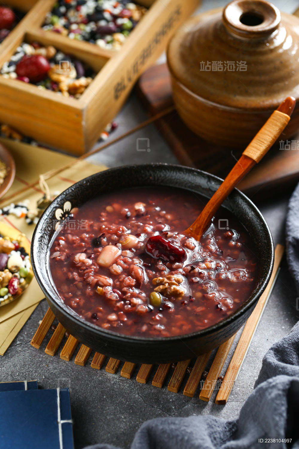 八宝粥腊八粥放在深色背景上