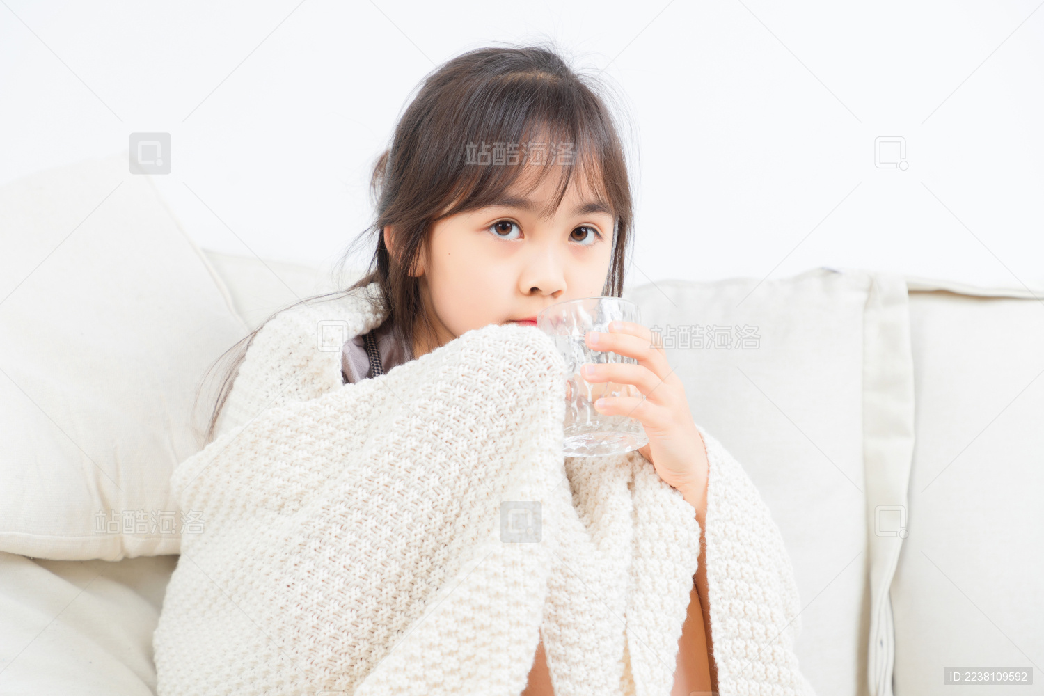  坐在沙发上的亚洲小女孩 身体感觉不舒服