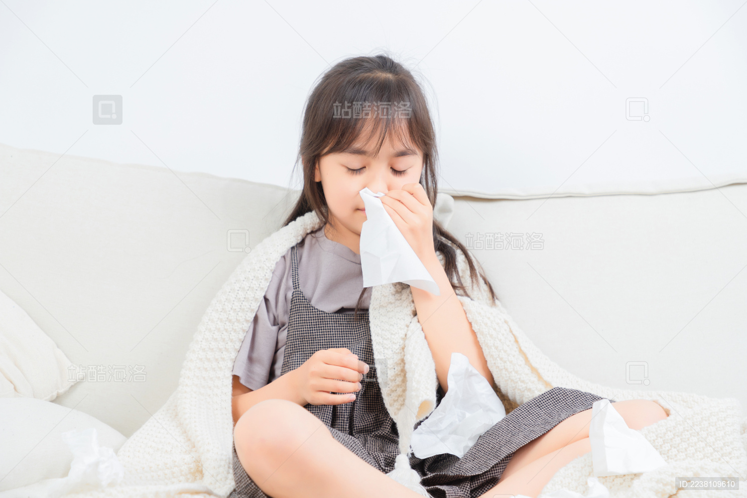  坐在沙发上的亚洲小女孩 身体感觉不舒服