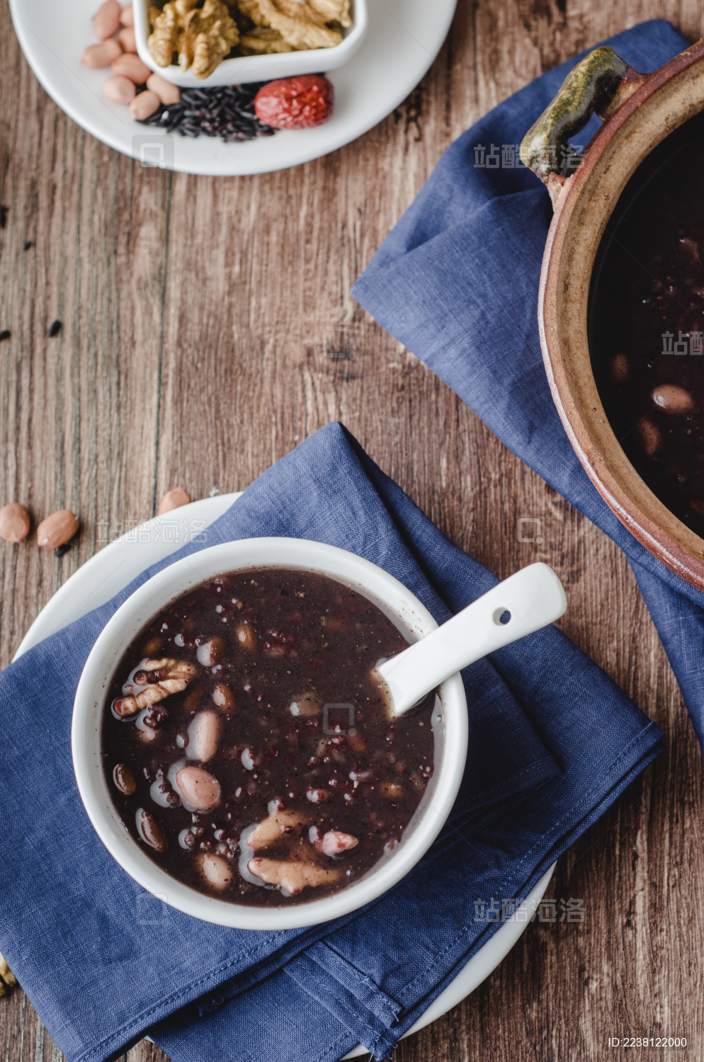 木纹桌上的一碗养生粥