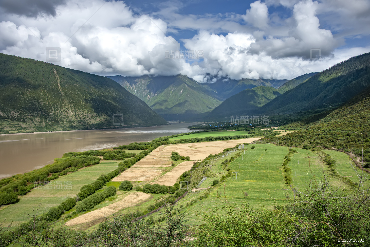 中国西藏林芝雅鲁藏布江河谷