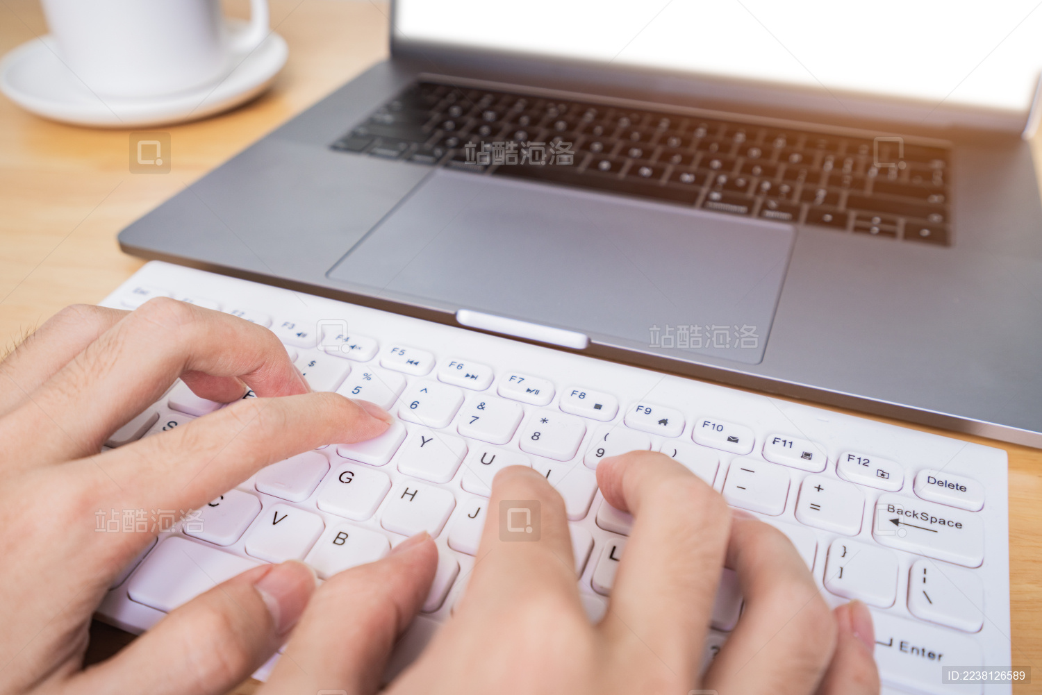 使用电脑打字办公概念