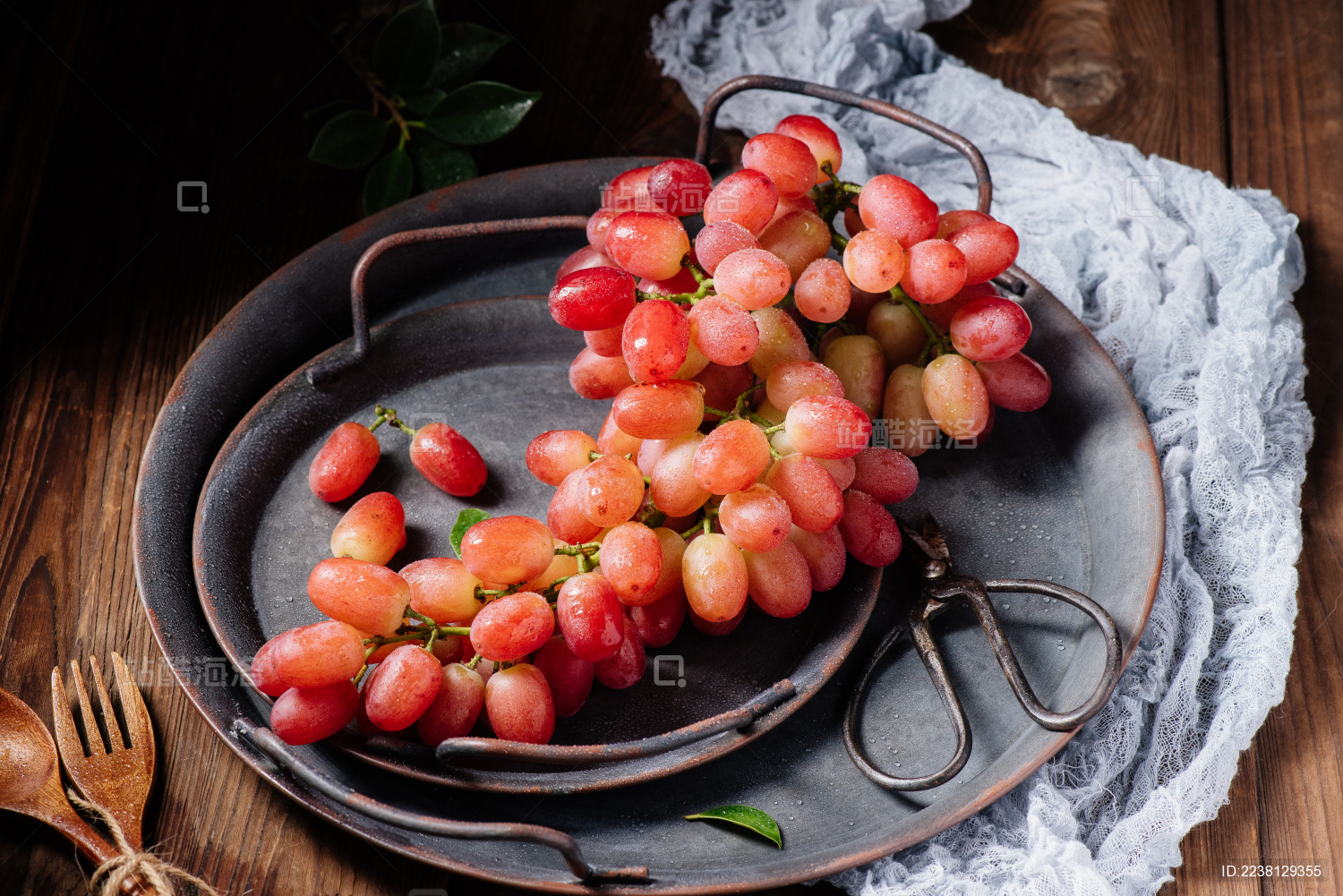 暗调氛围诱人的葡萄
