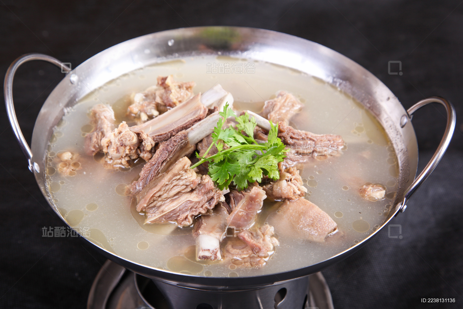 冬天里最适合炖一锅热乎乎的羊排汤，汤鲜味美，软烂入味还不膻。 - 哔哩哔哩