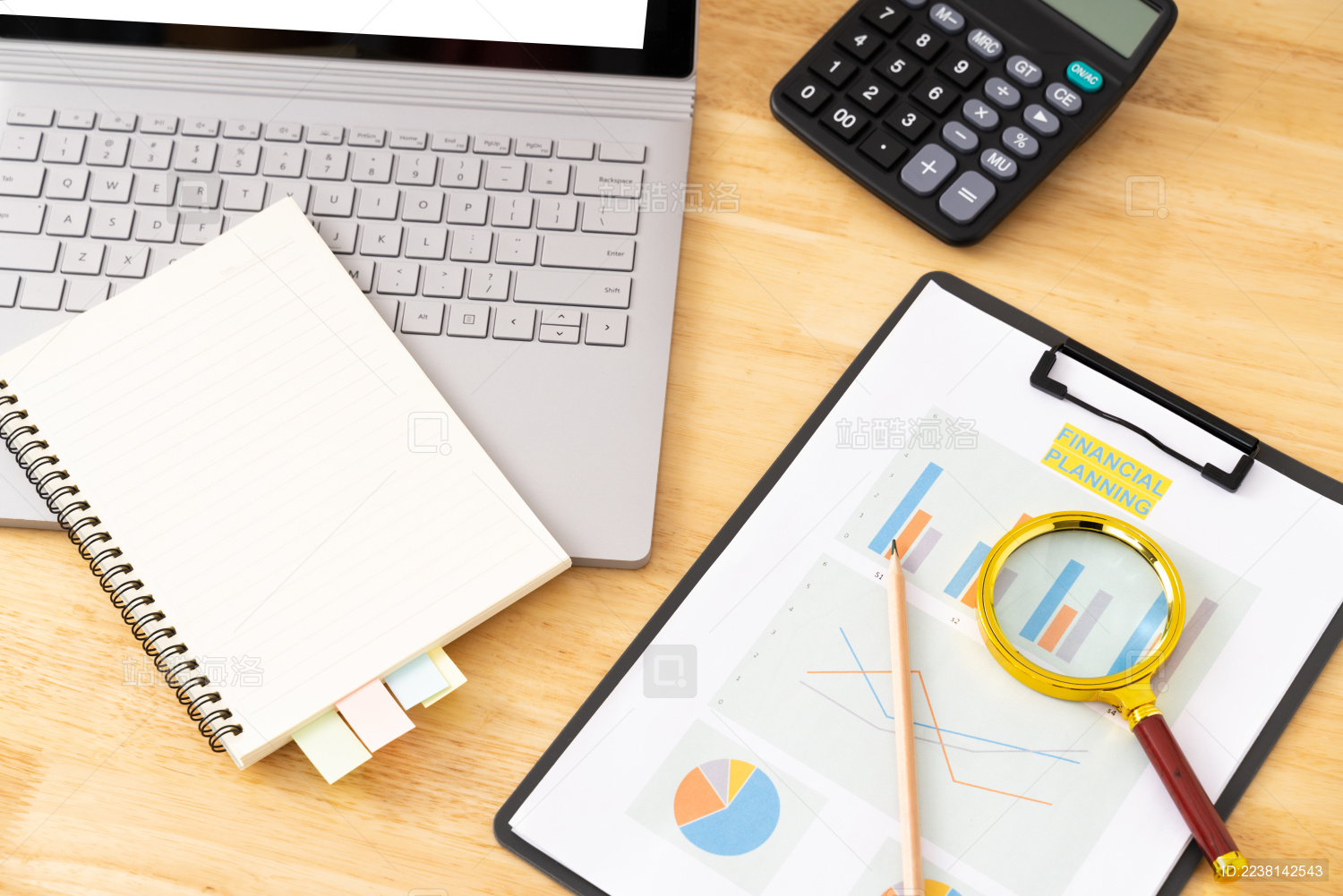 办公桌面上的计算器与金融报表俯拍