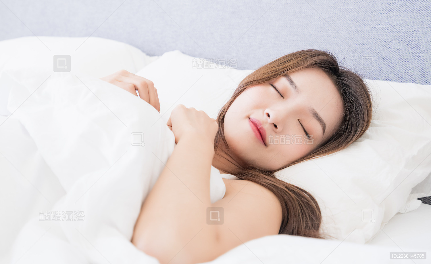 亚裔女性在床上睡觉