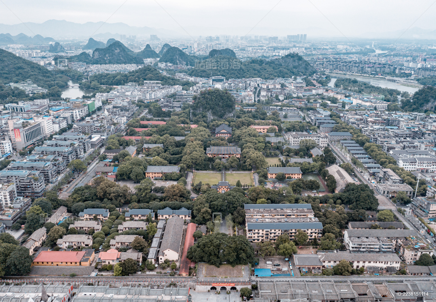 桂林第一峰，竟然藏在六百多年历史的王府大院内_靖江