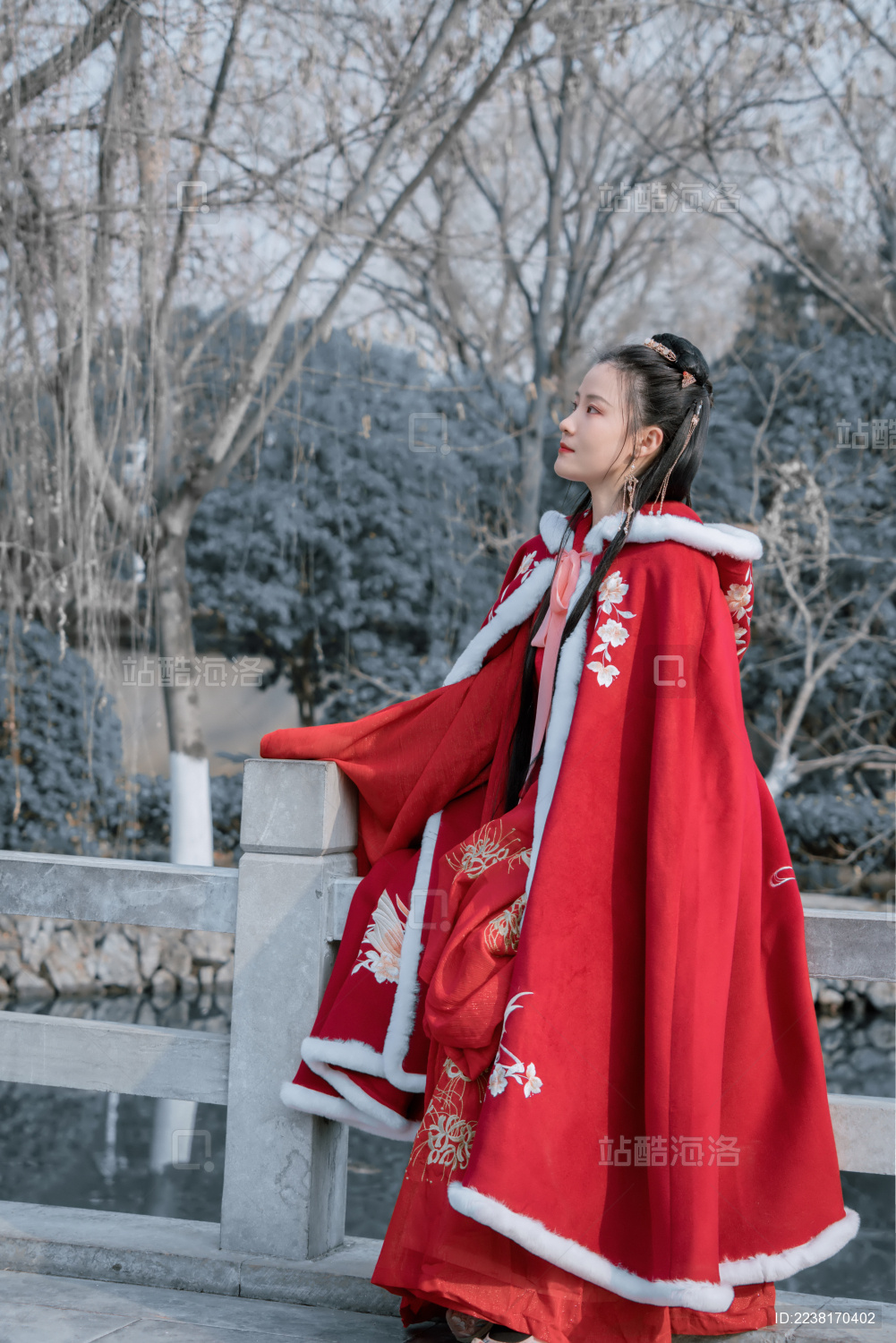 雪中红色汉服古风女生人像