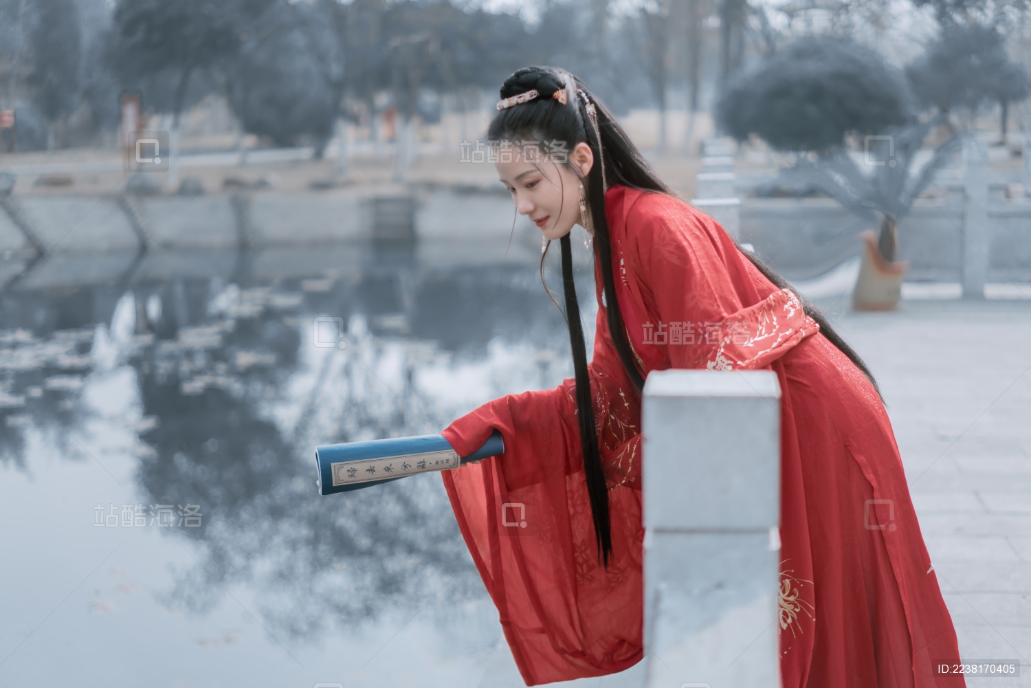 雪中红色汉服古风女生人像