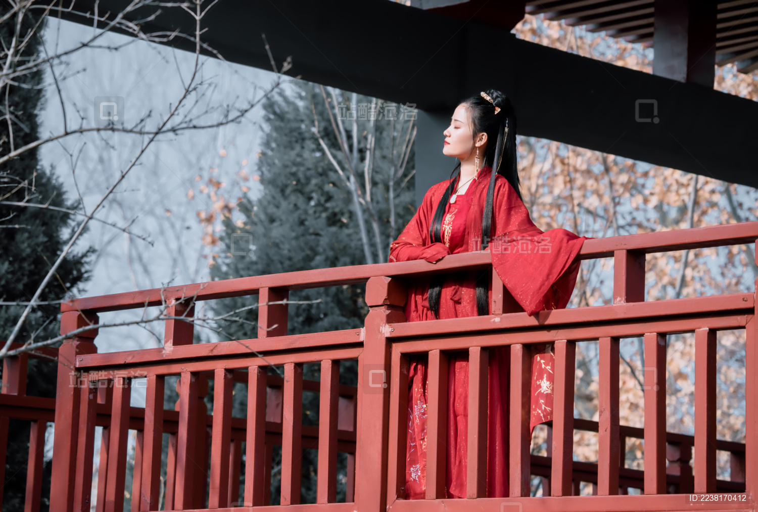 雪中红色汉服古风女生人像