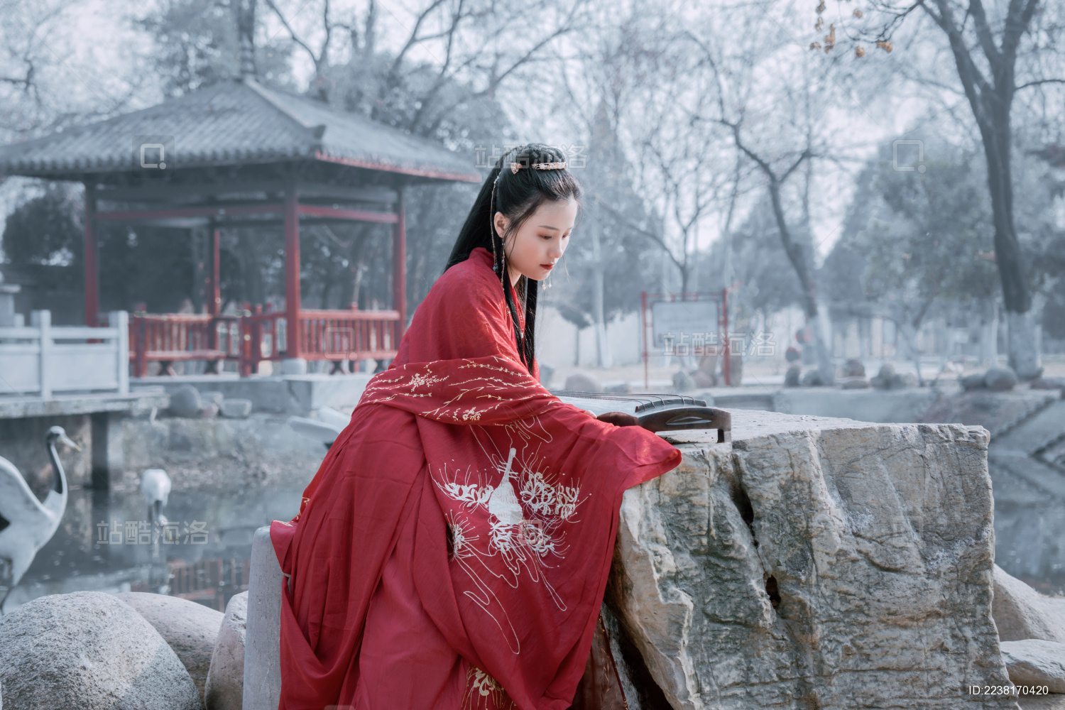 雪中红色汉服古风女生人像
