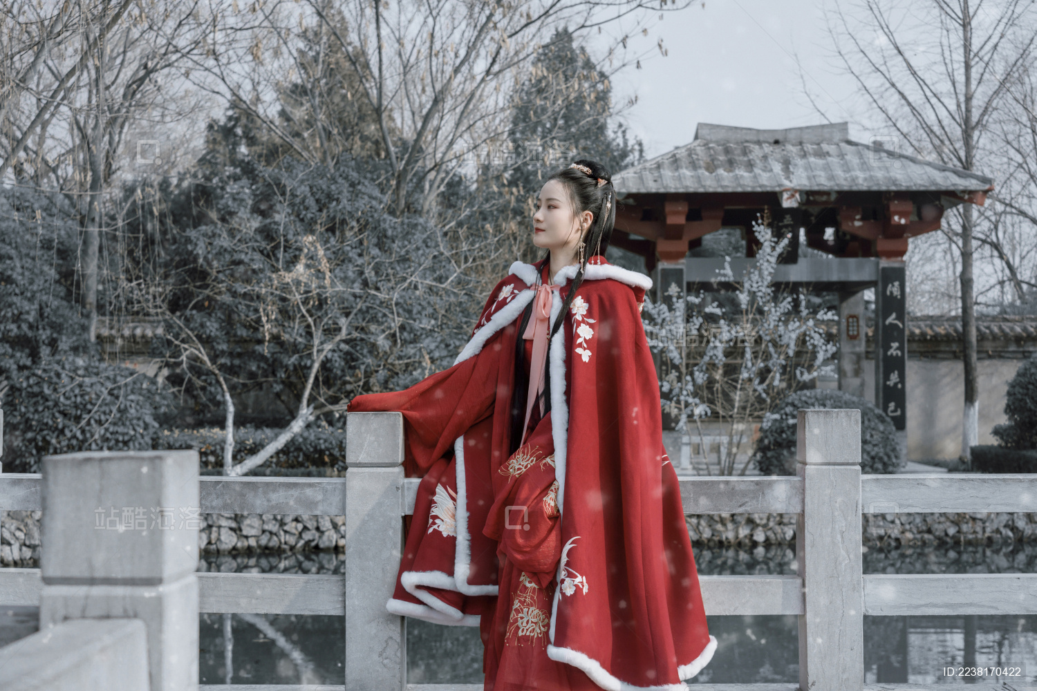 雪中红色汉服古风女生人像