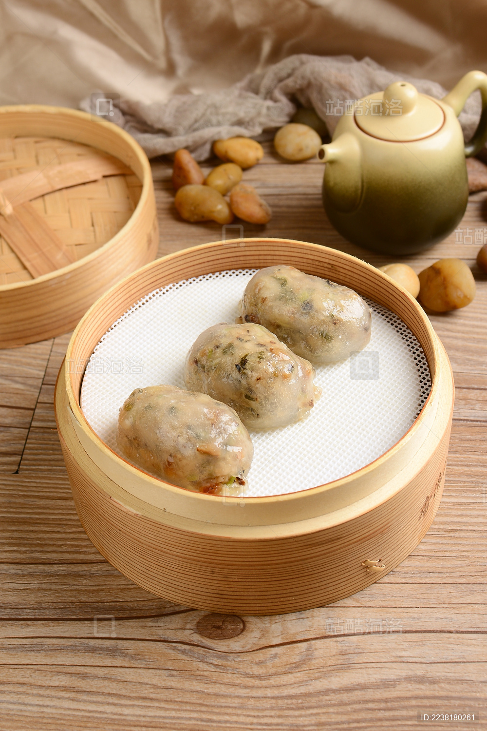 放在桌子上的潮汕小吃竹笋水晶球