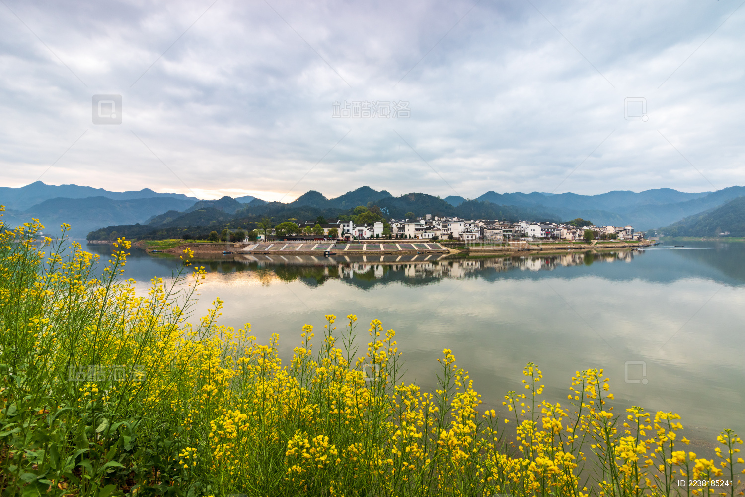 中国安徽省歙县新安江山水画廊春天风光