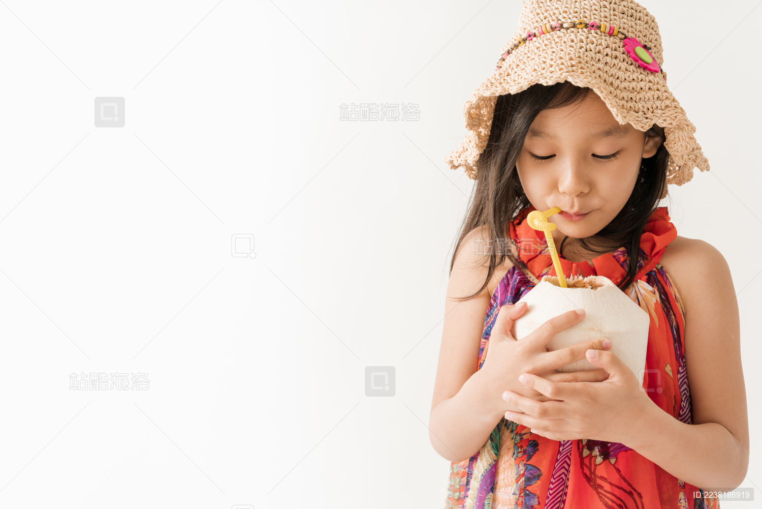 站在白色背景前拿玫瑰花束的女孩