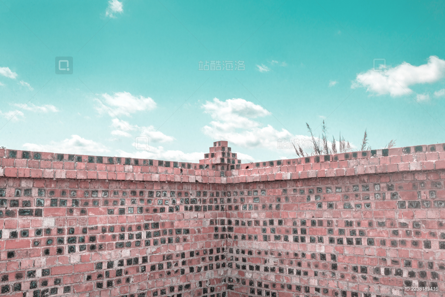 青橙色调极简 蓝天下的墙砖。