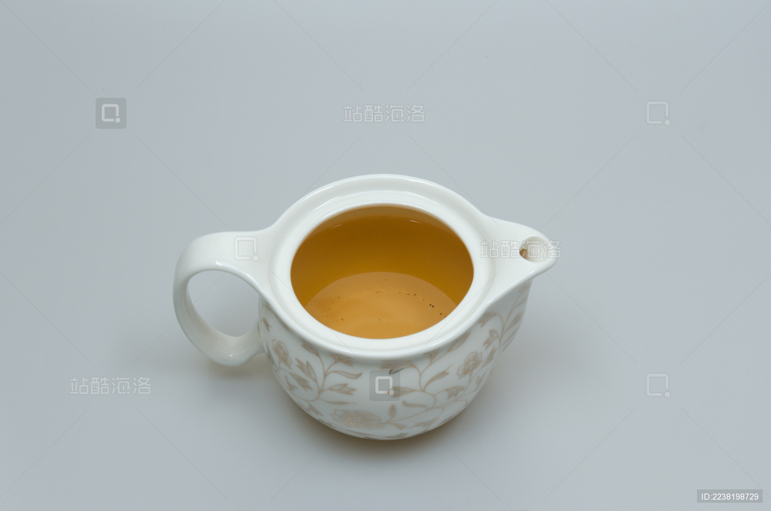 白背景上放着的泡好茶的茶壶