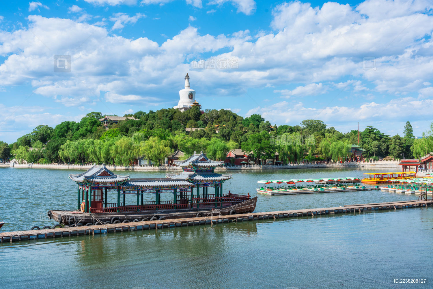 北京北海公园琼岛白塔及湖中的游船