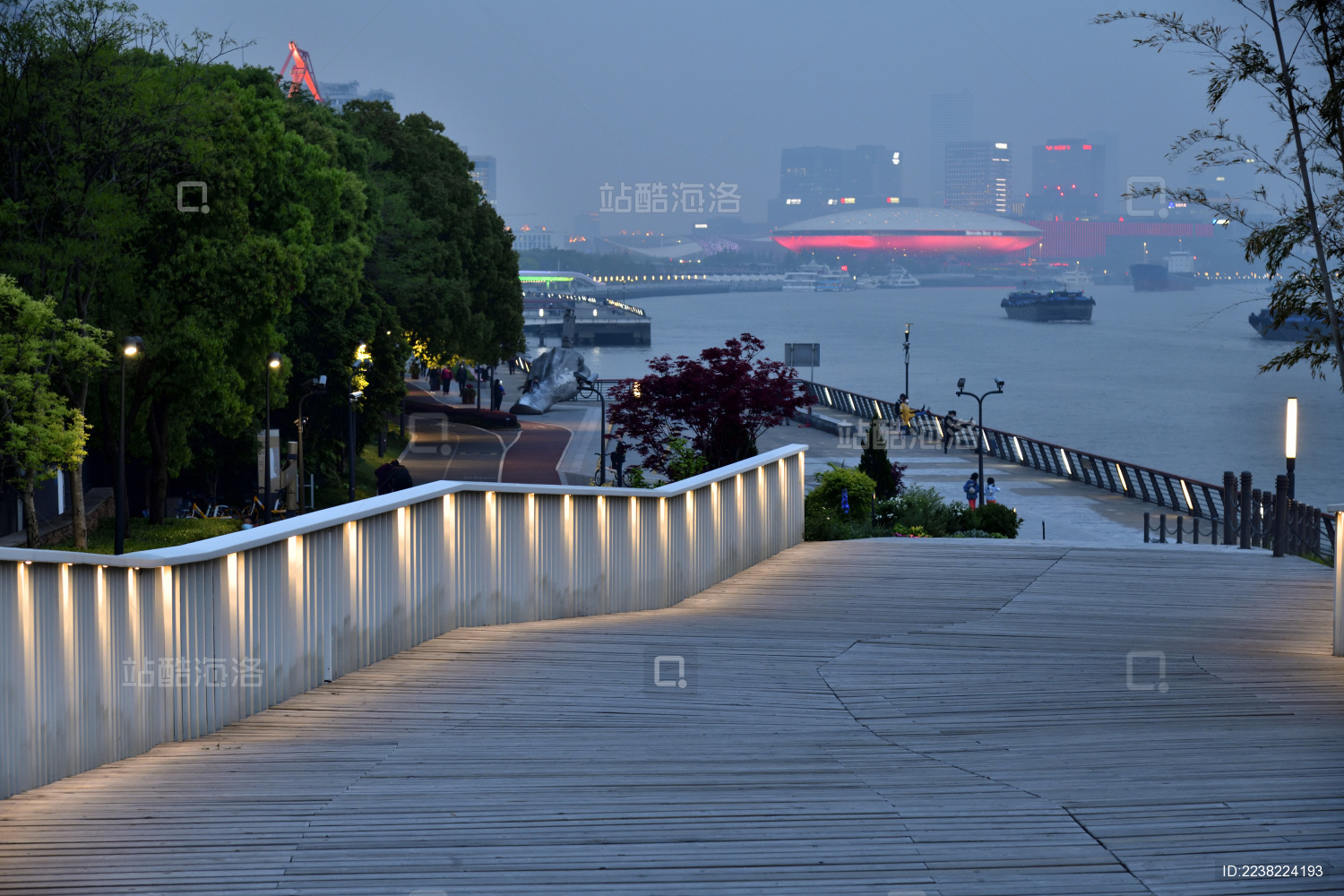中国上海黄浦江滨江步道夜景