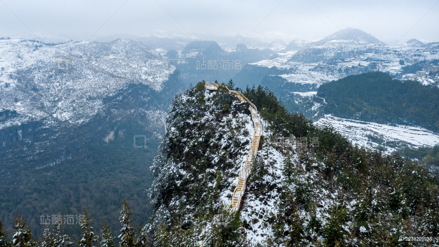 中国贵阳市花溪高坡乡红岩峡谷冬季雪后航拍