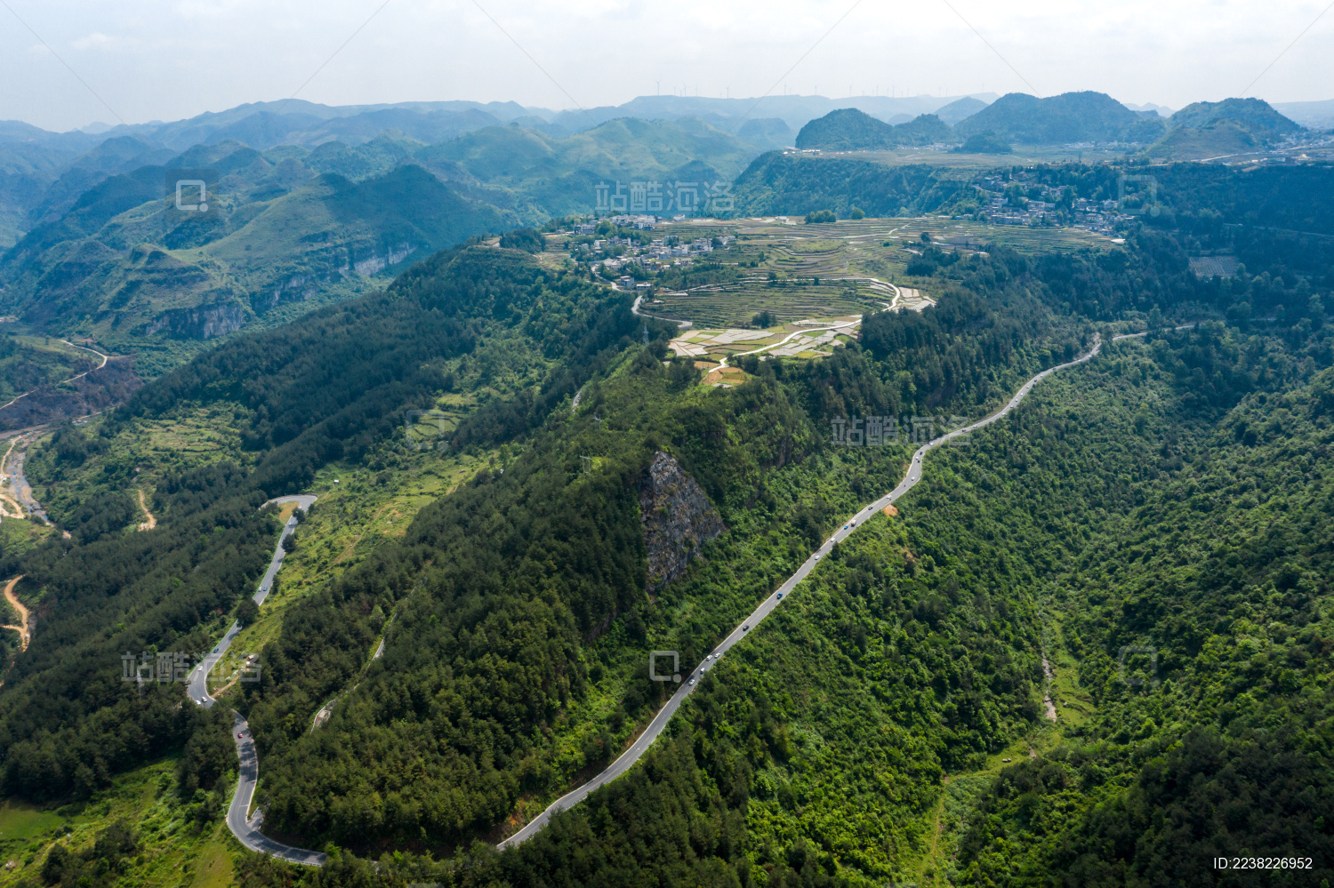 航拍中国贵阳市高坡乡山谷,山路和梯田