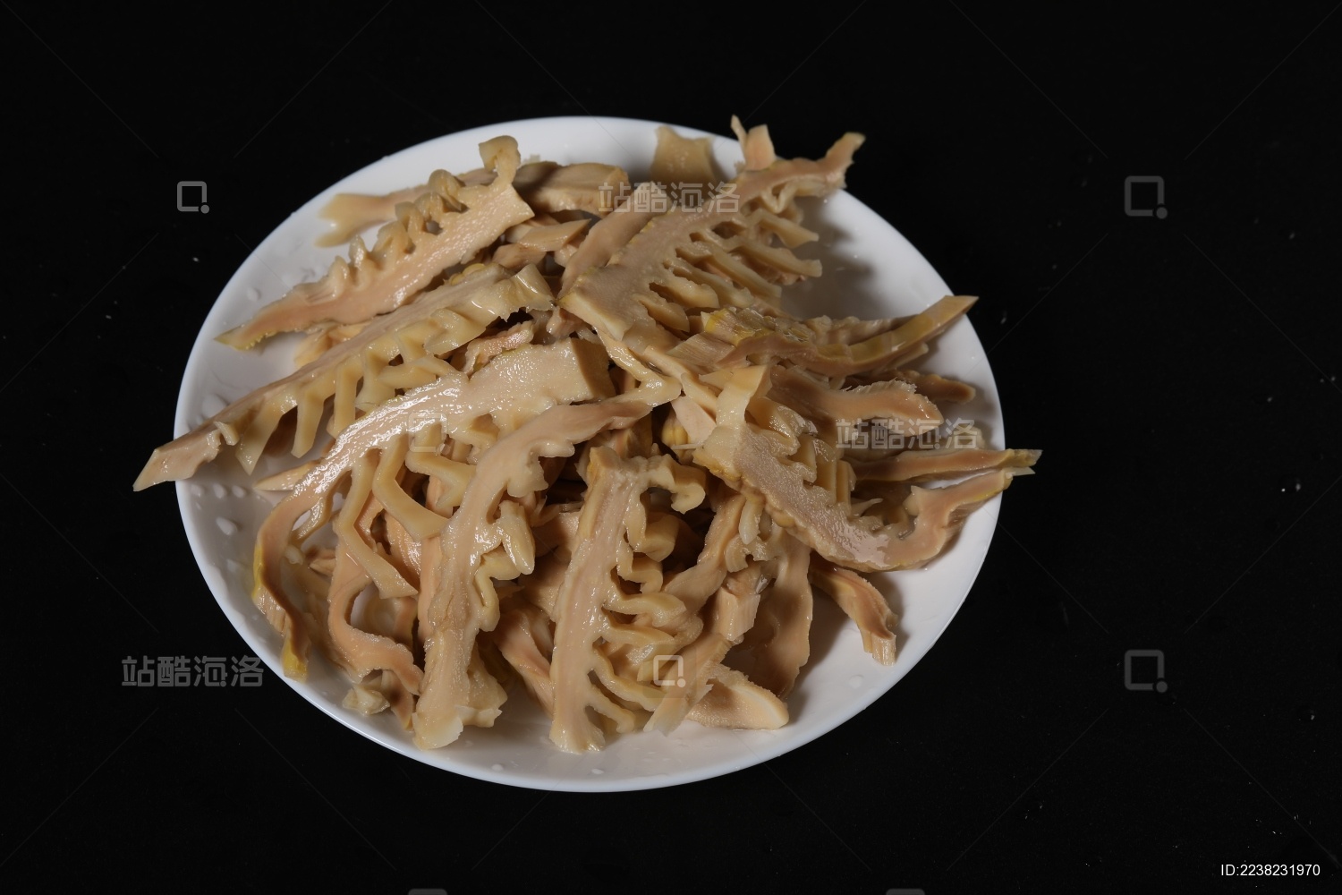 一盘泡发的干竹笋放在深色桌面上