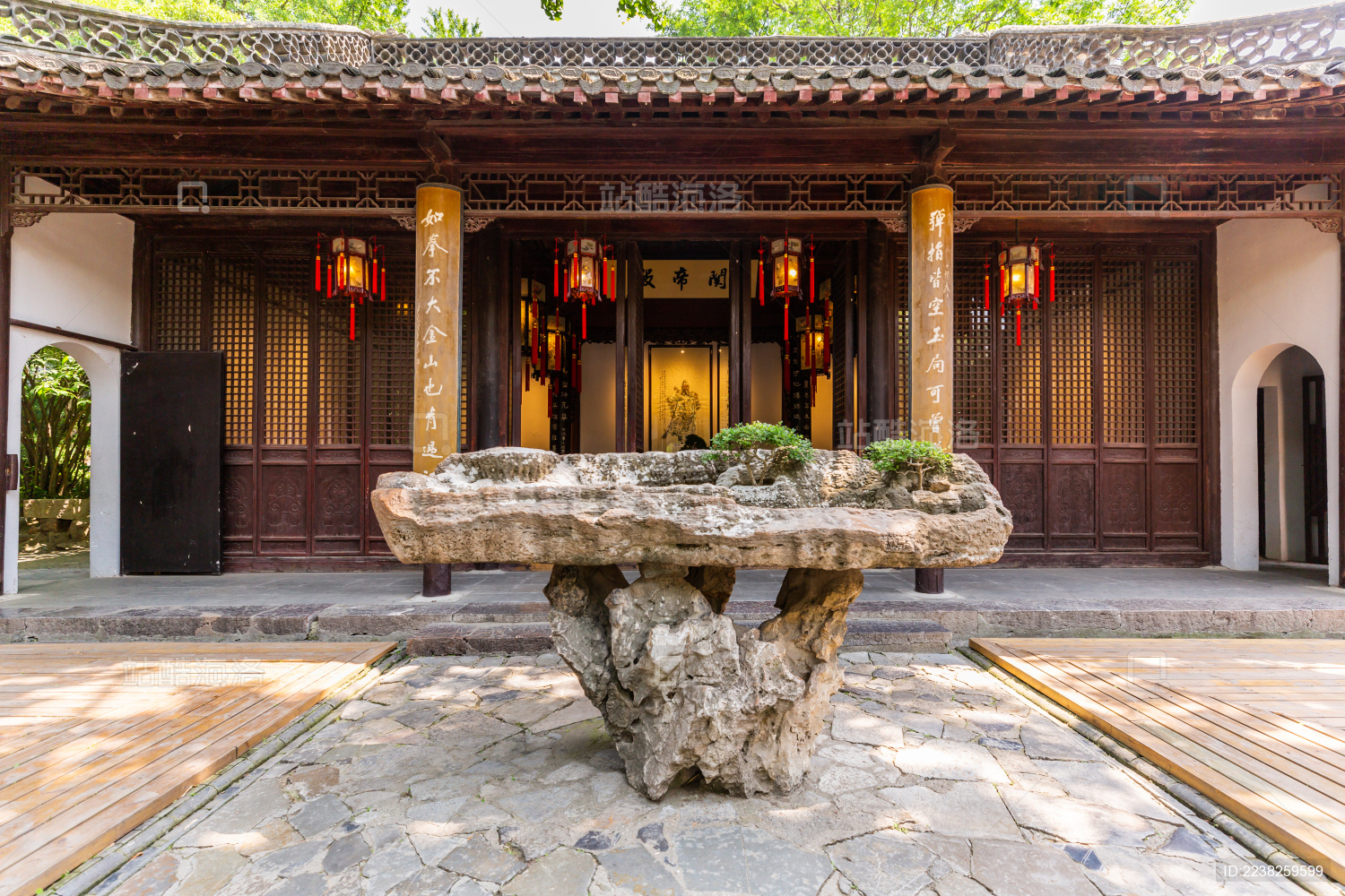 扬州瘦西湖里的古宅