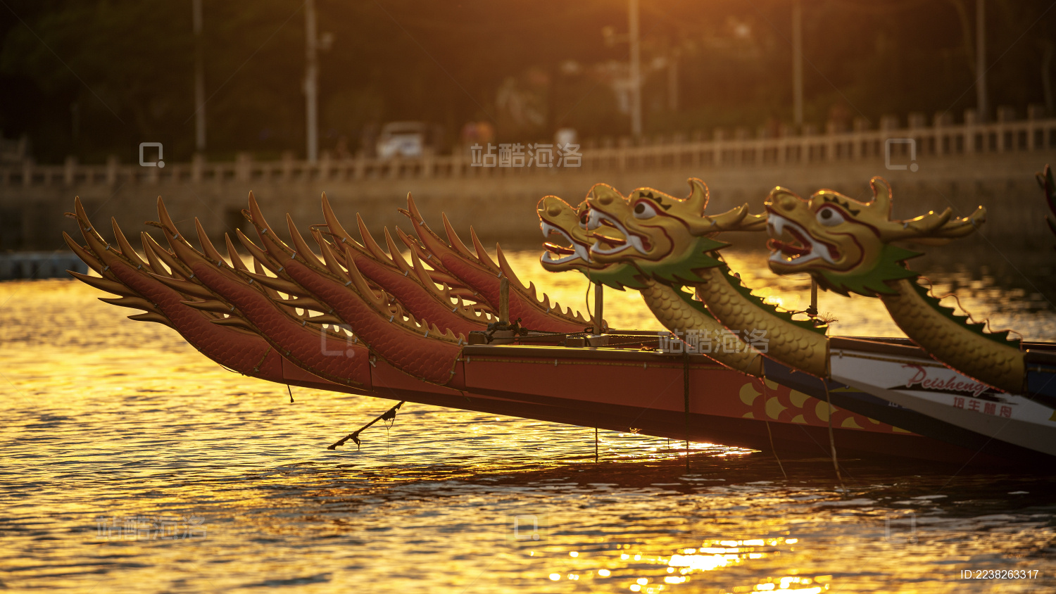 夕阳下的龙舟