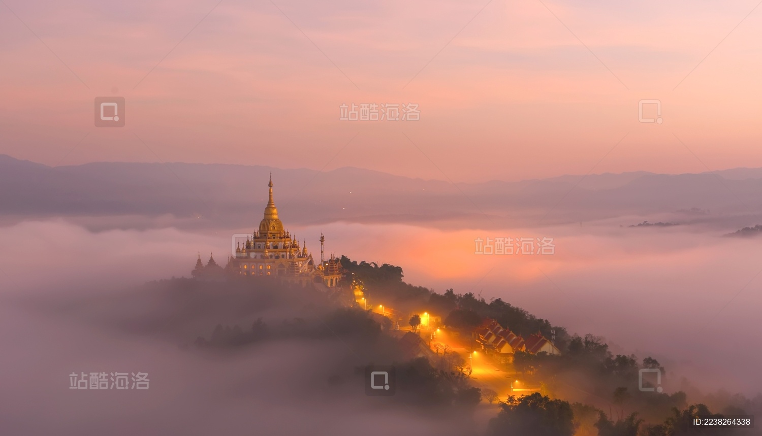 云雾缭绕的中国云南德宏芒市勐焕大金塔