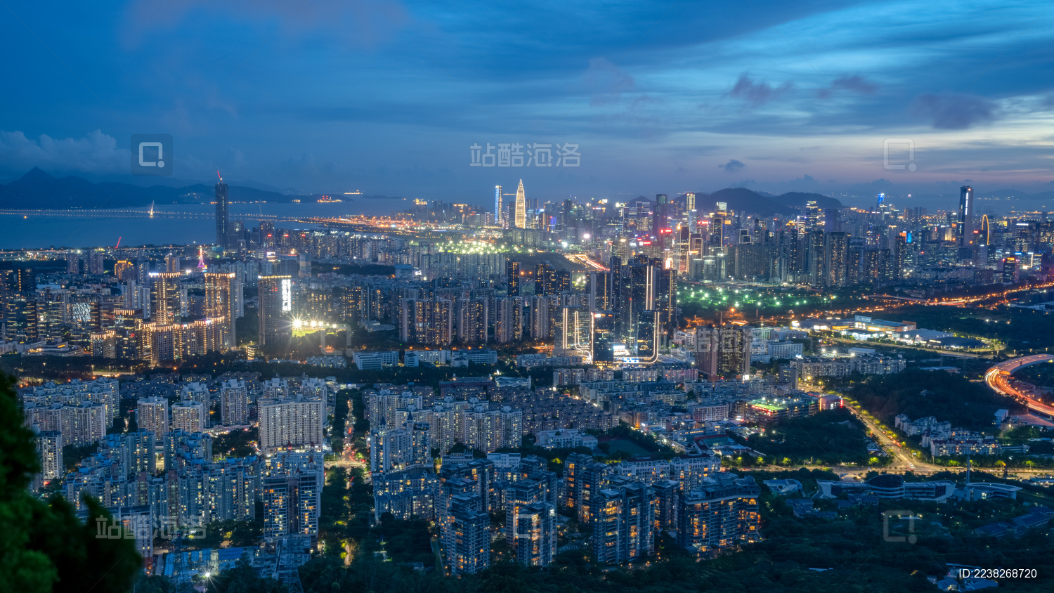 中国深圳塘朗山公园鸟瞰城市夜景建筑