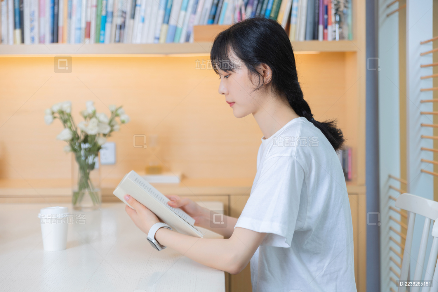 正在看书的清纯女孩