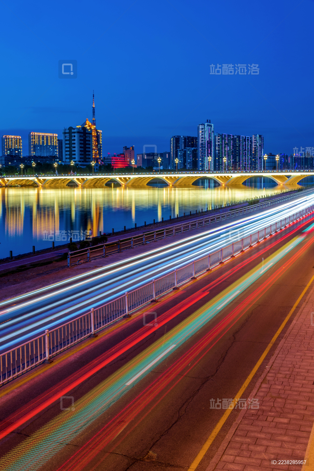 中国辽宁抚顺浑河永安桥夜景风光