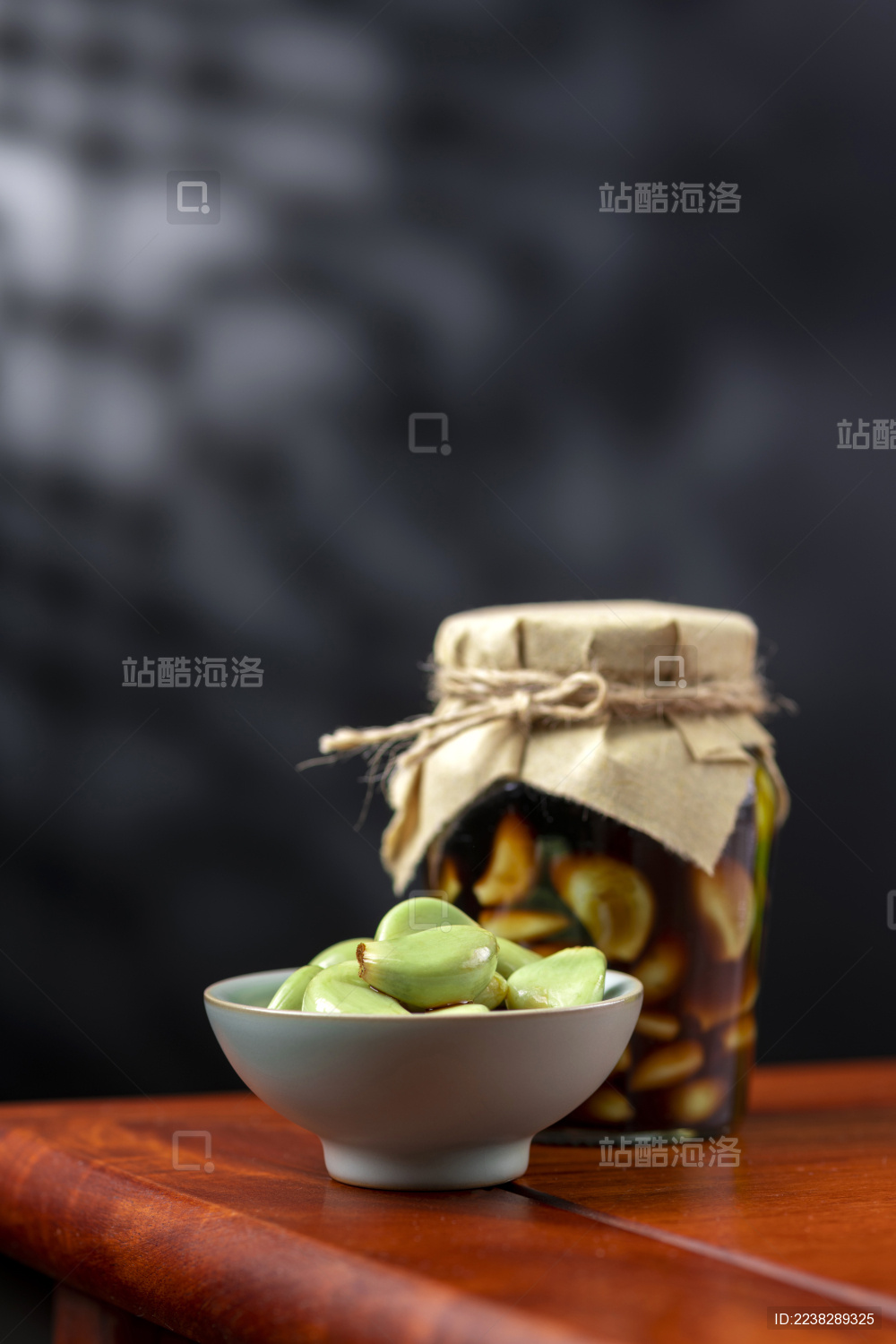 摆放在木桌面上的腊八蒜特写深色背景