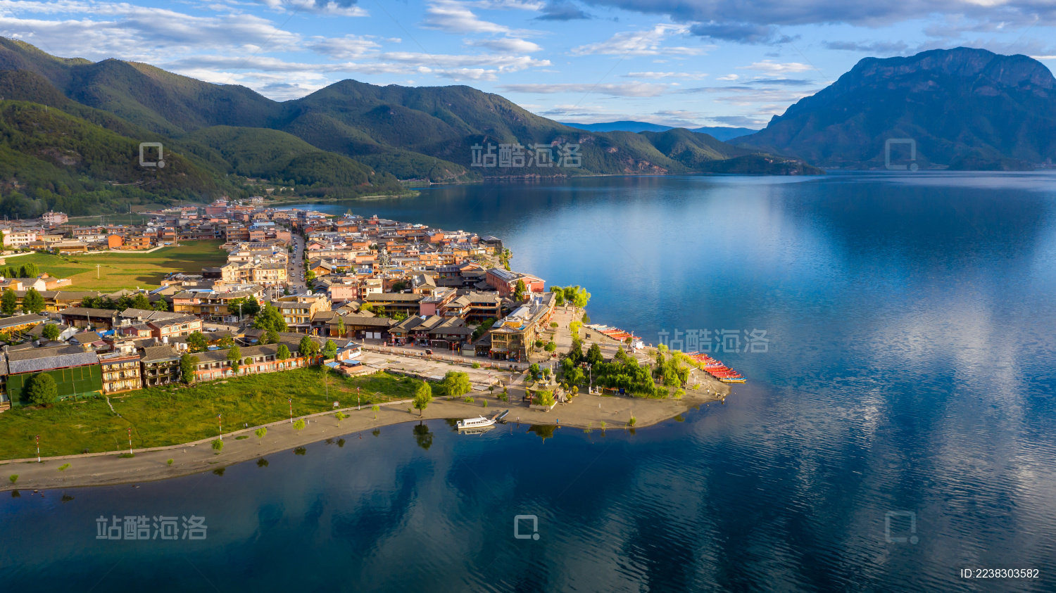 云南丽江宁蒗泸沽湖清晨航拍景色