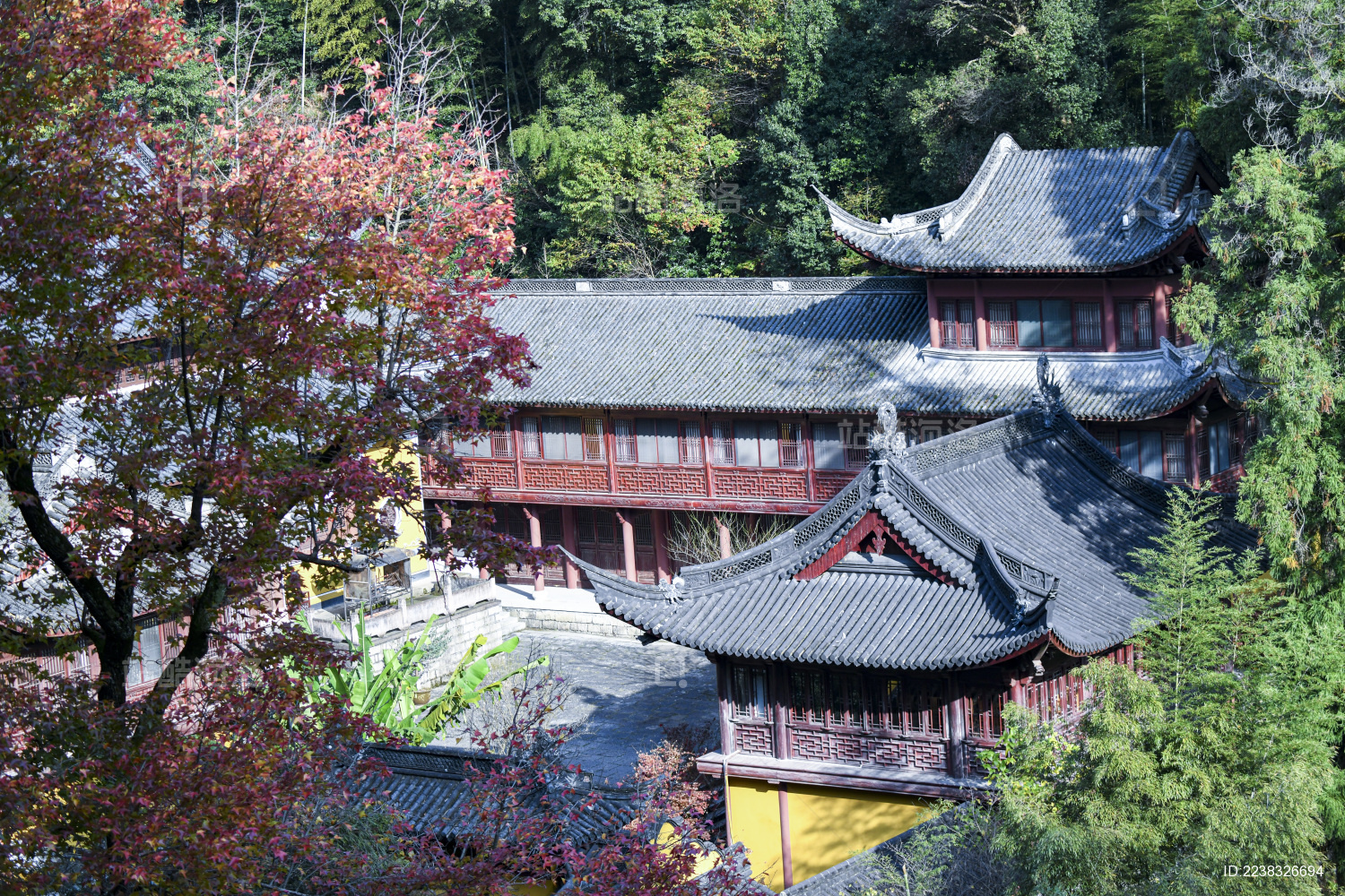 浙江省天台山瀑布上的上方广寺
