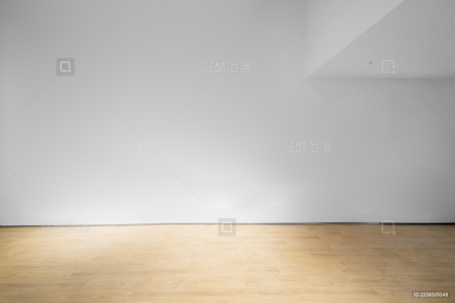 木地板和白色墙