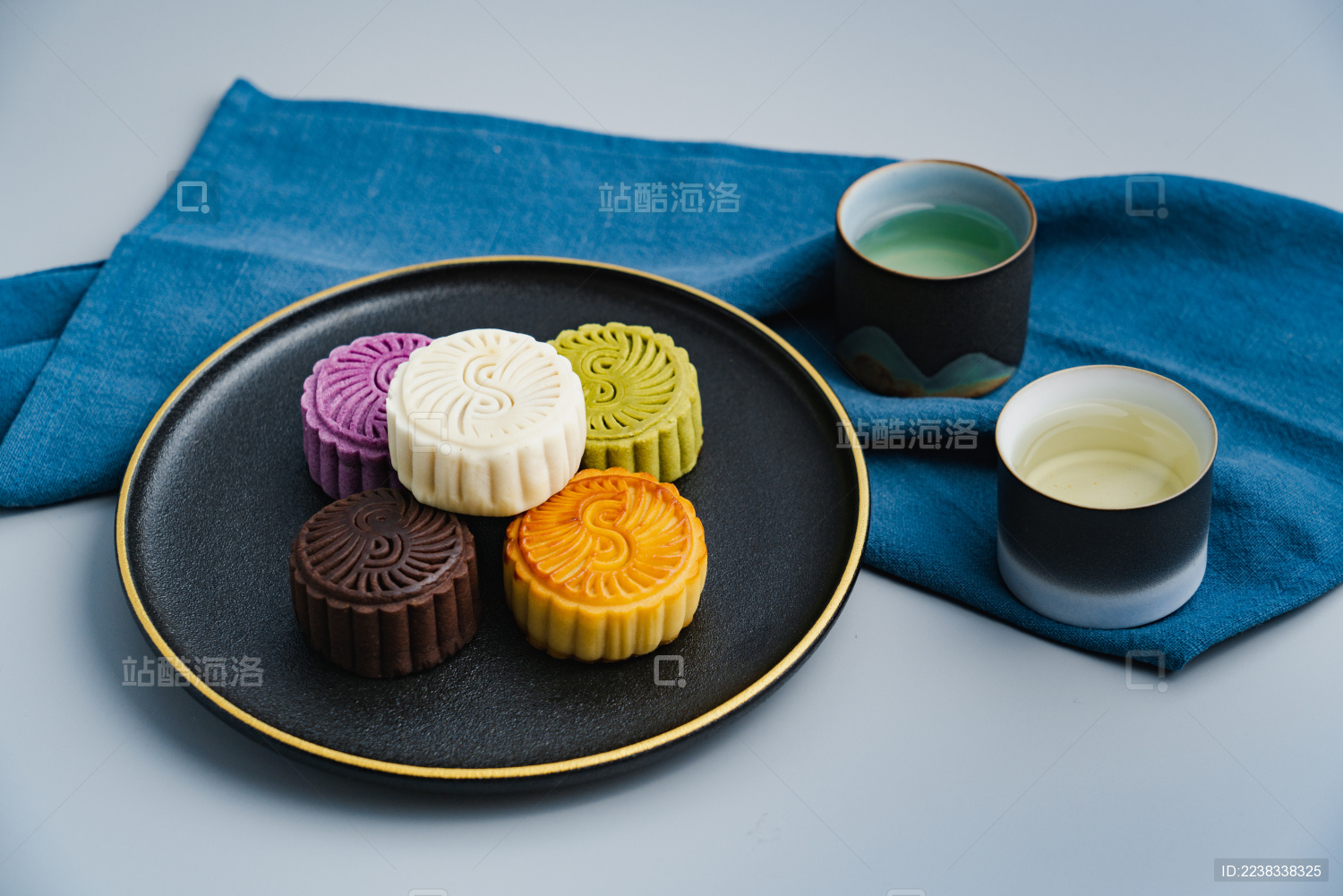 中国中秋节的彩色月饼放在黑色瓷盘中