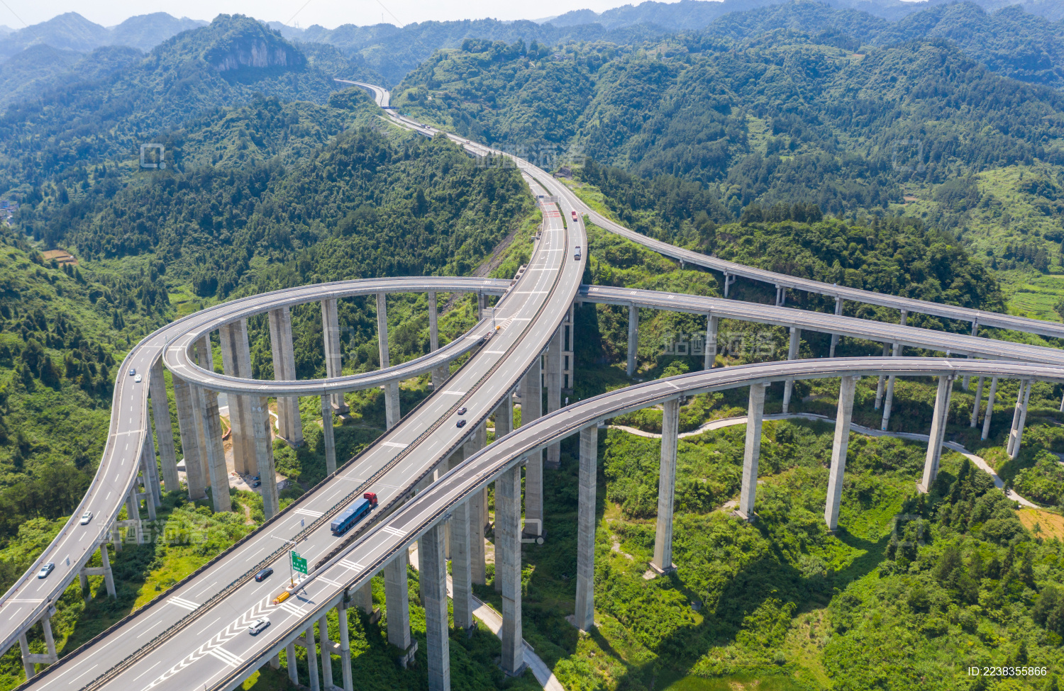 航拍湖南湘西山区的立交高速路