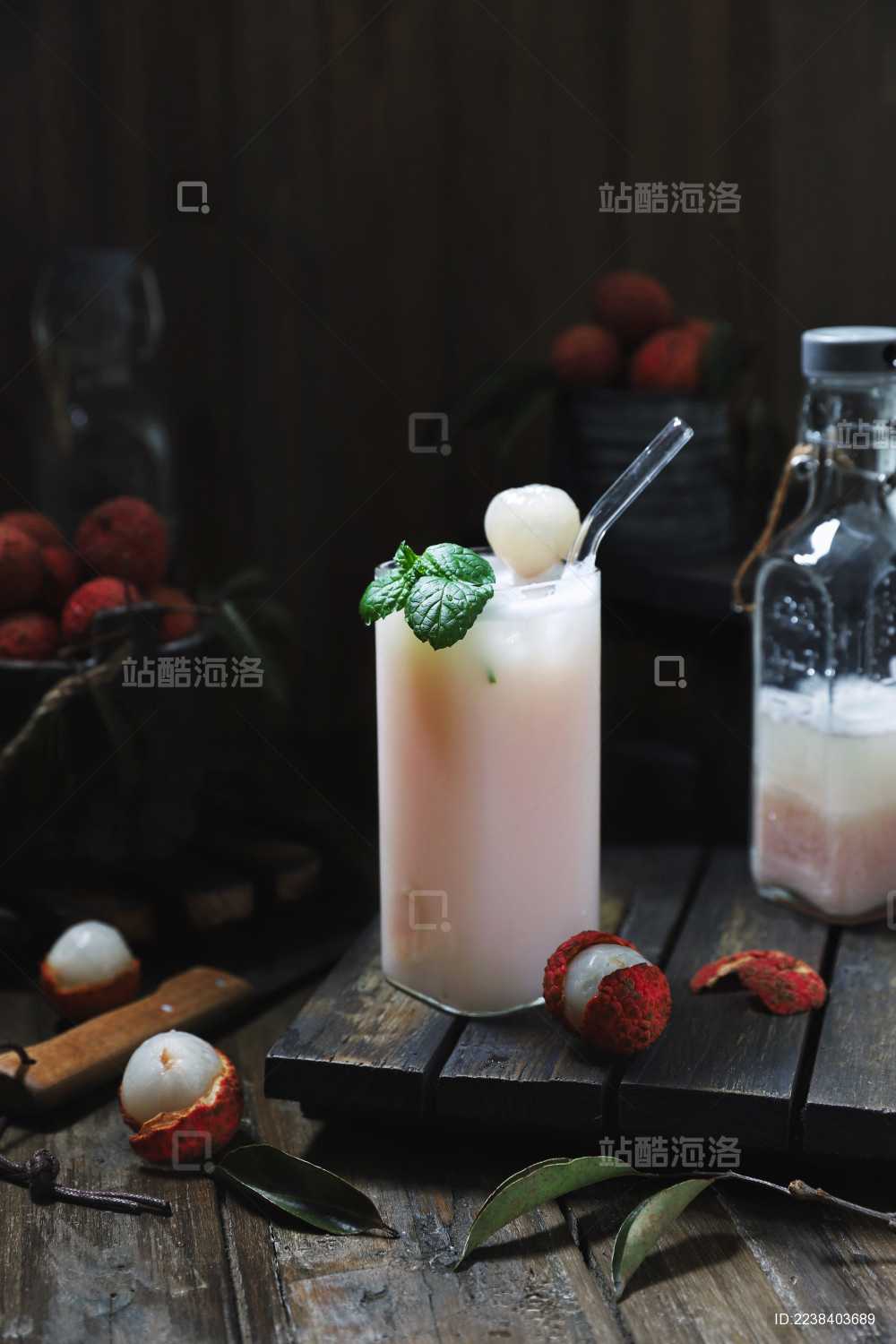 杯子里的荔枝果汁